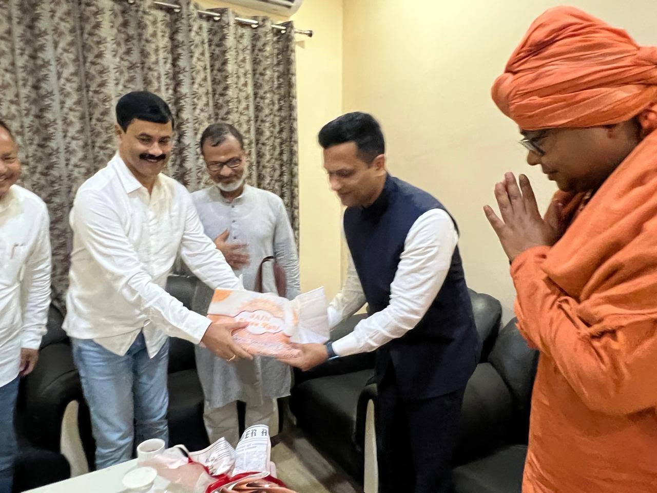 উত্তর দিনাজপুরের উন্নয়নে সমন্বয়ের বার্তা—নতুন জেলাশাসককে সংবর্ধনা জানালেন রায়গঞ্জের সাংসদ ও জেলার চার বিধায়ক