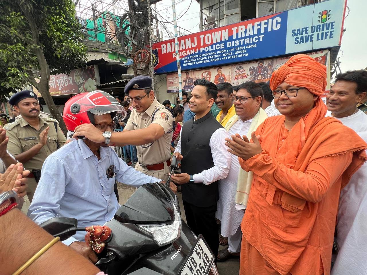 ‘একটি হেলমেট বাঁচাতে পারে একটি পরিবার’—রায়গঞ্জে পথ নিরাপত্তা সপ্তাহের জাঁকজমকপূর্ণ সূচনা
