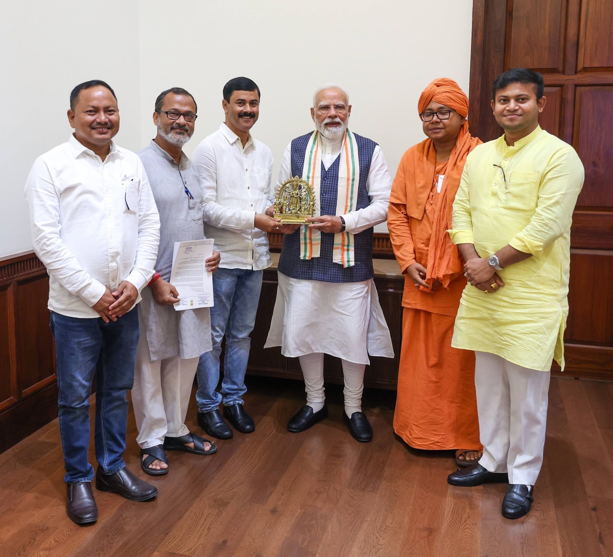 দিল্লিতে প্রধানমন্ত্রী ও স্বরাষ্ট্রমন্ত্রীর সঙ্গে বৈঠক, উত্তরবঙ্গের উন্নয়নে জোর—ইসলামপুরে ফিরে ‘চায় পে চর্চা’য় শিক্ষা ও দমকল প্রতিমন্ত্রী কৌশিক চৌধুরী