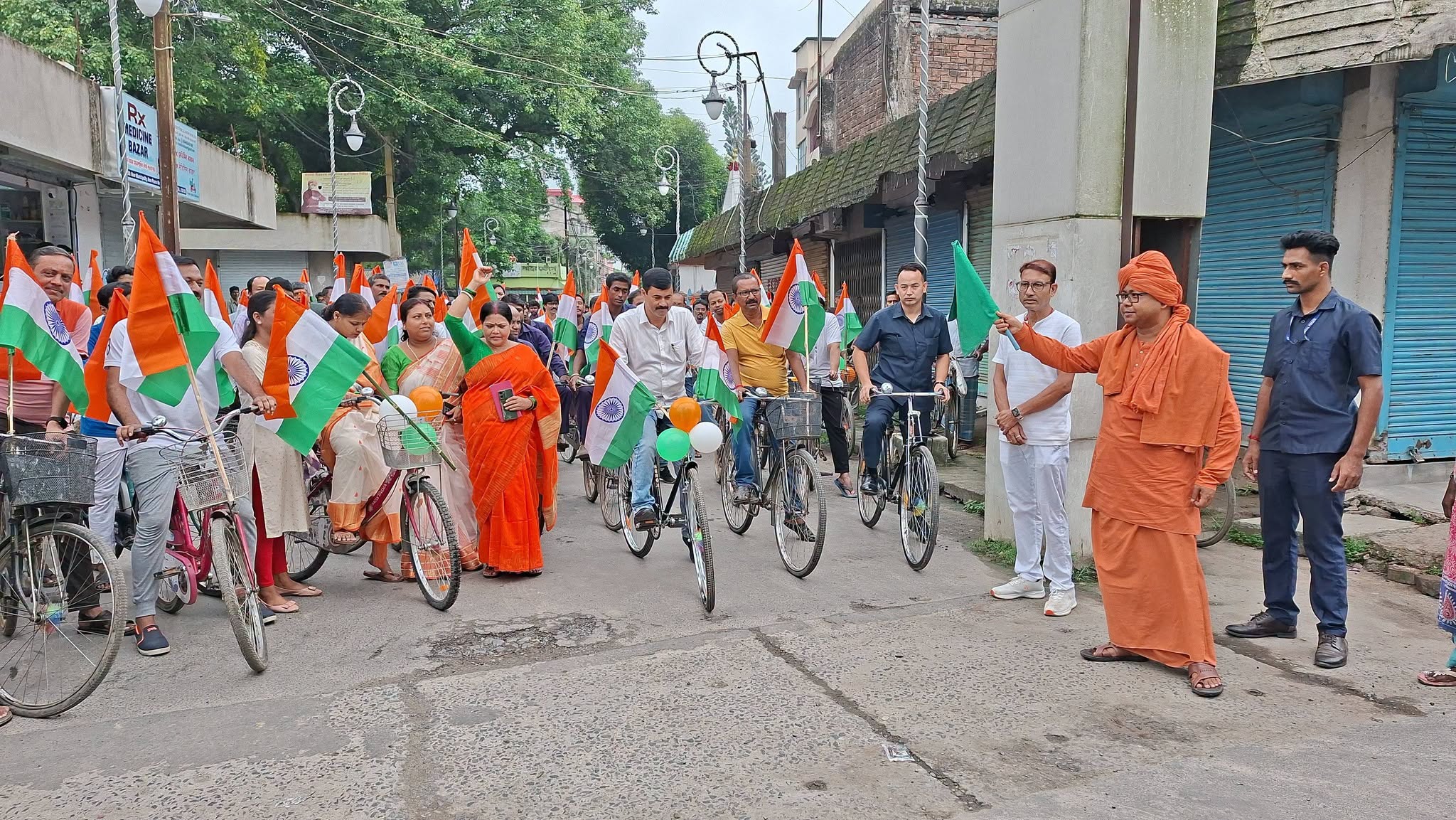 তিরঙ্গার রঙে সেজে উঠল কালিয়াগঞ্জ! সাইকেলে শহর পরিক্রমায় রায়গঞ্জের সাংসদ, বর্ণাঢ্য ‘হর ঘর তিরঙ্গা’ যাত্রায় মাতল শহর