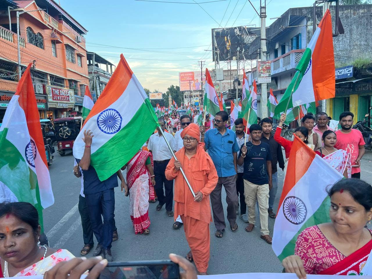 কালিয়াগঞ্জে বিজেপির”হর ঘর তেরঙা” যাত্রায় জাতীয় পতাকা হাতে বিধায়ক উৎপল মহারাজ_