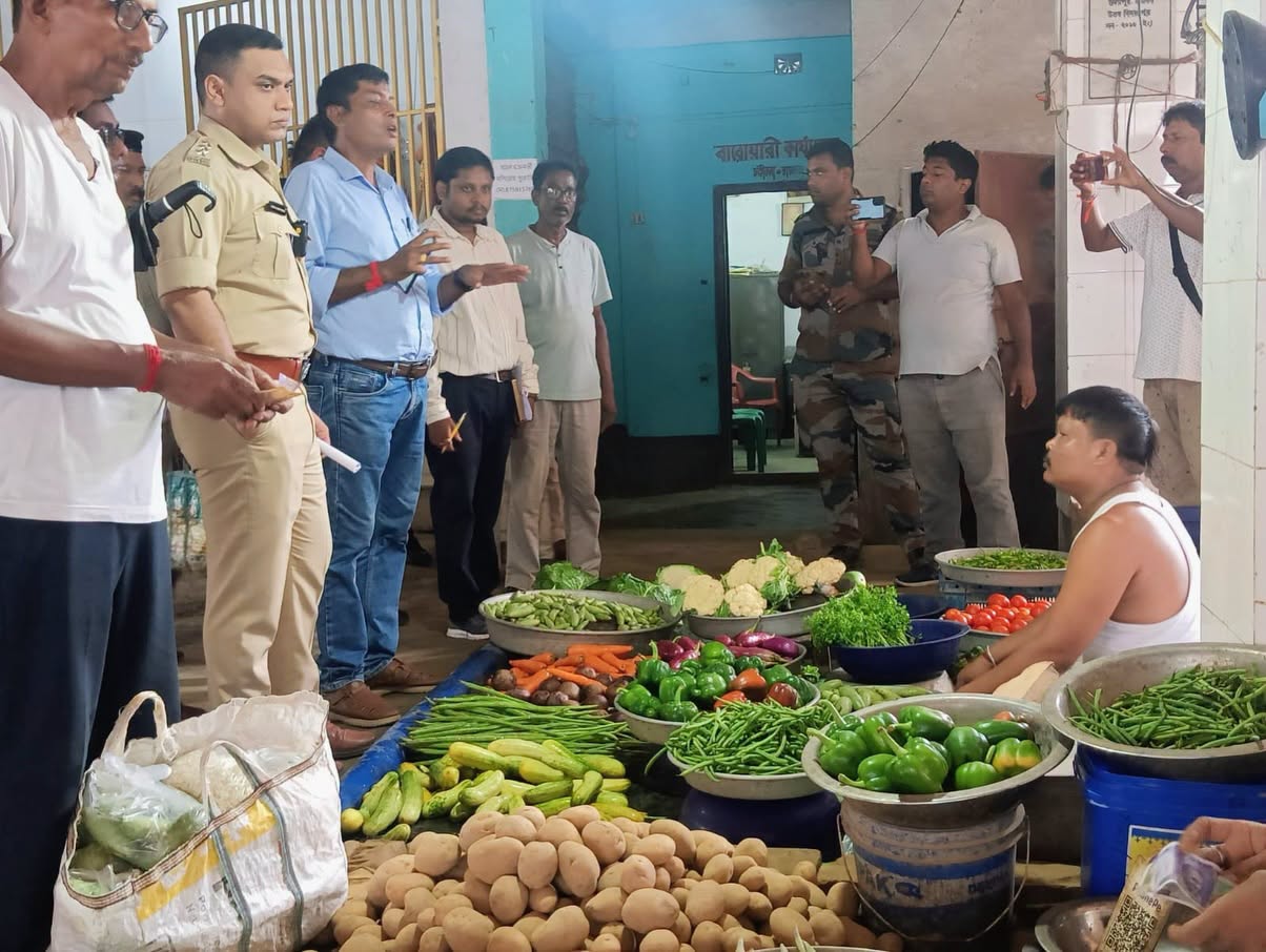 বোগ্রাম ও চণ্ডীতলা বাজারে প্রশাসনের কড়া নজরদারি! ন্যায্য দামে নিত্যপণ্য বিক্রি নিশ্চিত করতে যৌথ অভিযান