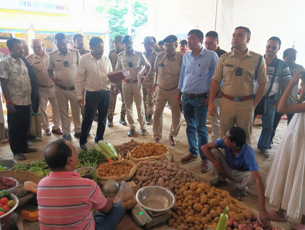 বাজারদর নিয়ন্ত্রণে ইসলামপুরে মহকুমা প্রশাসনের ‘কড়া নজর’! সবজি-মাছের বাজারে টাস্কফোর্সের যৌথ অভিযান