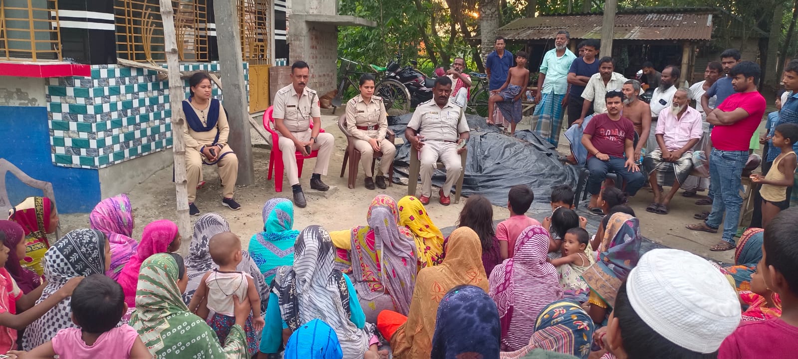 ‘ভয় নয়, সমস্যায় সরাসরি থানায় আসুন’—কালিয়াগঞ্জে মহিলাদের নিয়ে সচেতনতা শিবির, নারী সুরক্ষা, সাইবার প্রতারণা, বাল্যবিবাহ ও আইনি অধিকার নিয়ে বিস্তৃত আলোচনা; মহিলাদের পাশে থাকার বার্তা কালিয়াগঞ্জ থানার