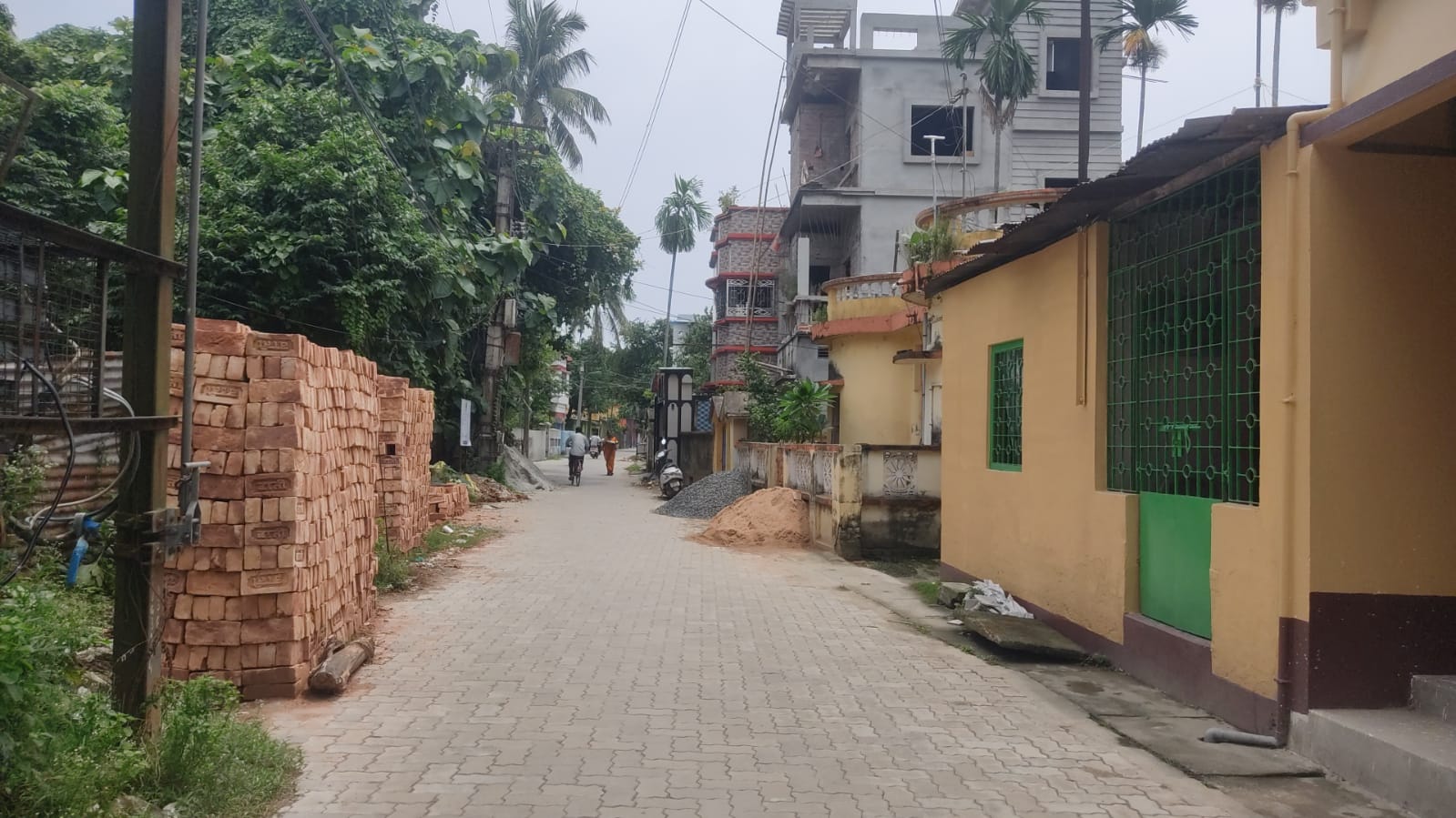 রাস্তা কি জনসাধারণের, নাকি ব্যক্তিগত সম্পত্তি? কালিয়াগঞ্জে রাস্তার উপর নির্মাণ সামগ্রী ফেলে দখলদারির বিরুদ্ধে কড়া অবস্থানে পৌরসভা