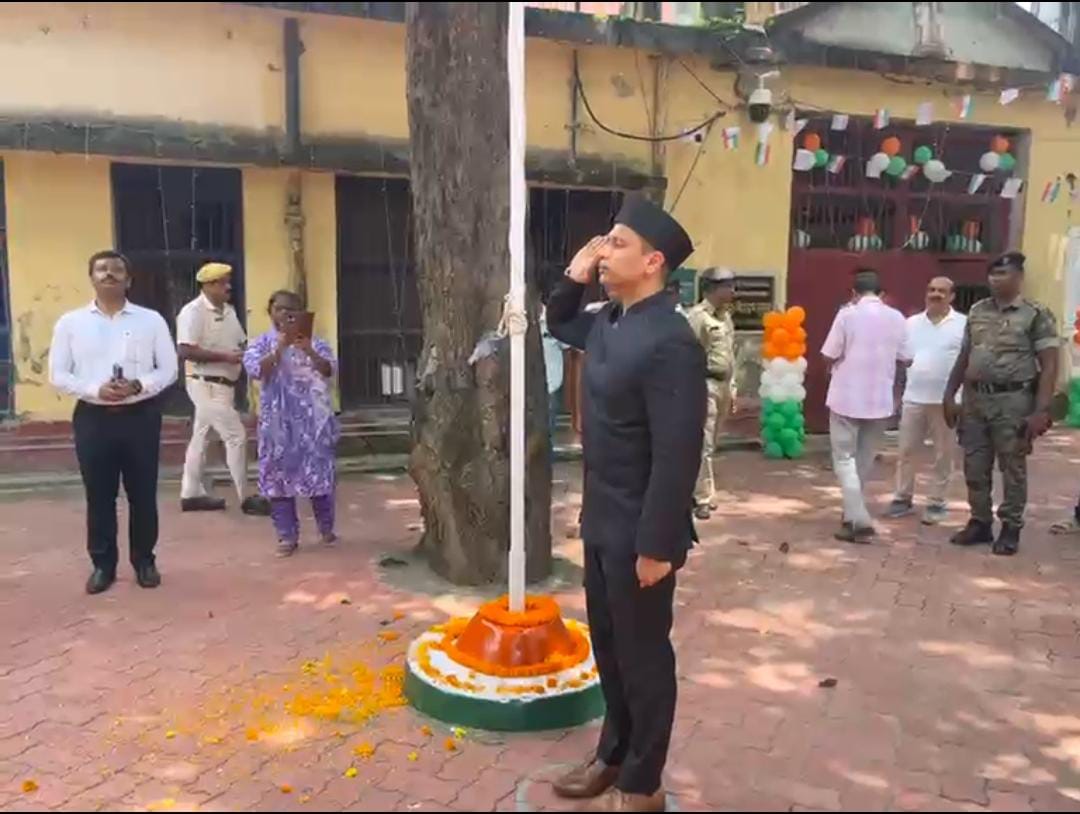 ৮০তম স্বাধীনতা দিবস: রায়গঞ্জ জেলা সংশোধনাগারে জাতীয় পতাকা উত্তোলন জেলাশাসকের, বন্দি ও জেলাবাসীর উদ্দেশে বিশেষ বার্তা