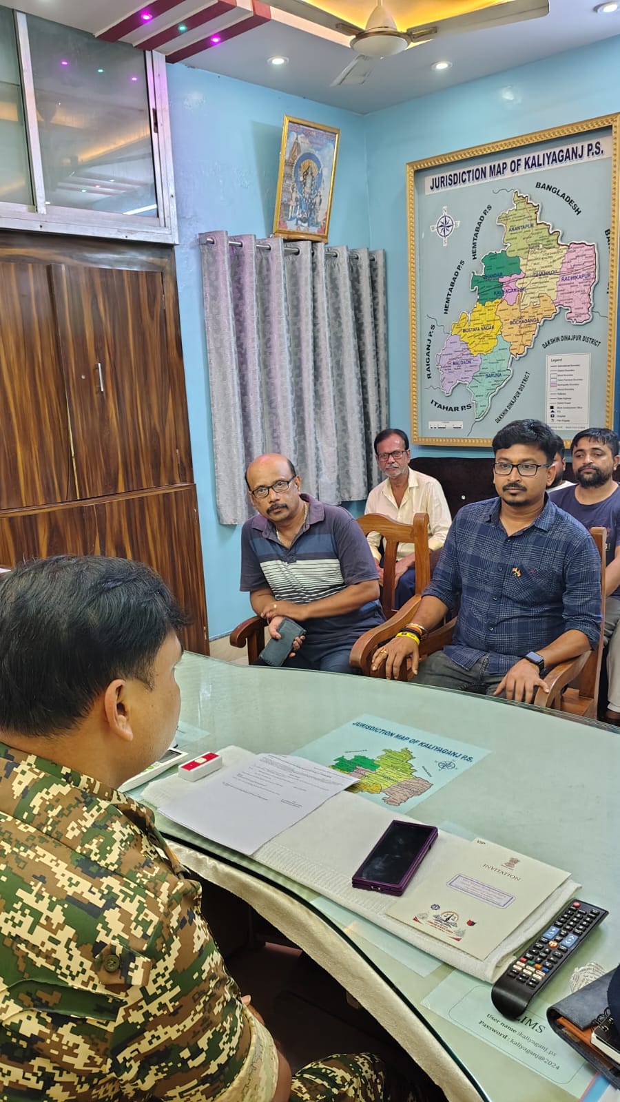 নেশার বিরুদ্ধে কালিয়াগঞ্জ পুলিশের বড় পদক্ষেপ! এন্টিহিস্টামিন ওষুধের অপব্যবহার রুখতে ওষুধ ব্যবসায়ীদের নিয়ে বিশেষ বৈঠক