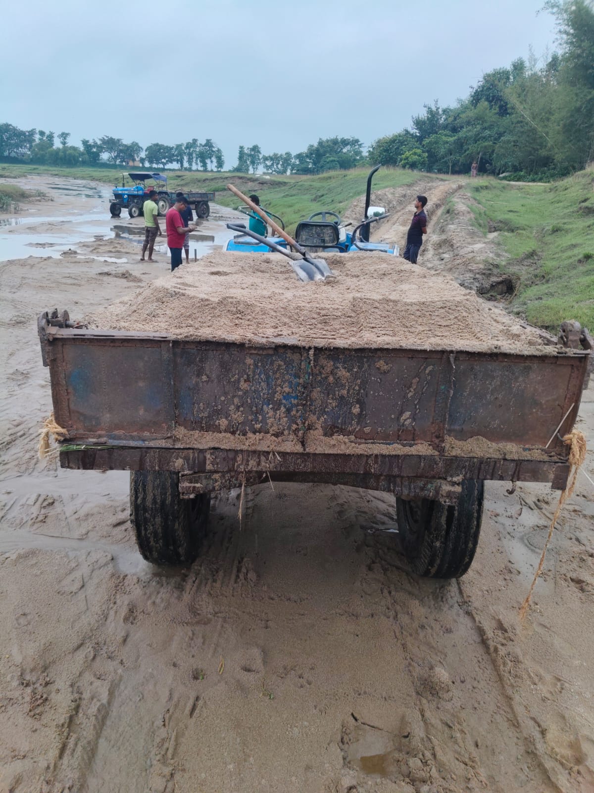 ভোরের অন্ধকারে টাঙ্গন নদীতে পুলিশের হানা! এসআই রামচন্দ্র ঘোষের নেতৃত্বে আটক বালি বোঝাই দুই ট্রাক্টর