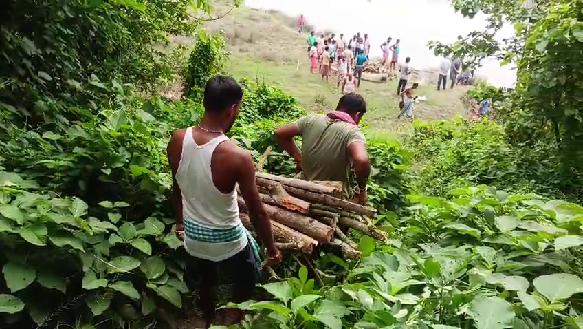 চুল্লি আছে, নেই জল-বিদ্যুৎ! অন্ধকারেই চলছে শতবর্ষের মহাশ্মশানইটাহারের চুড়ামোন ‘নীলকুঠি’ মহাশ্মশানে ন্যূনতম পরিকাঠামোর অভাব, ক্ষোভে ফুঁসছেন গ্রামবাসী