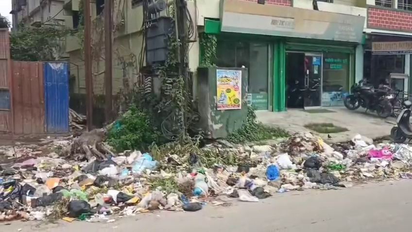 স্কুলের পথেই আবর্জনার পাহাড়! দুর্গন্ধে নাকাল রায়গঞ্জের ১ নম্বর ওয়ার্ড, ক্ষোভে ফুঁসছেন বাসিন্দারা—আন্দোলনের হুঁশিয়ারি
