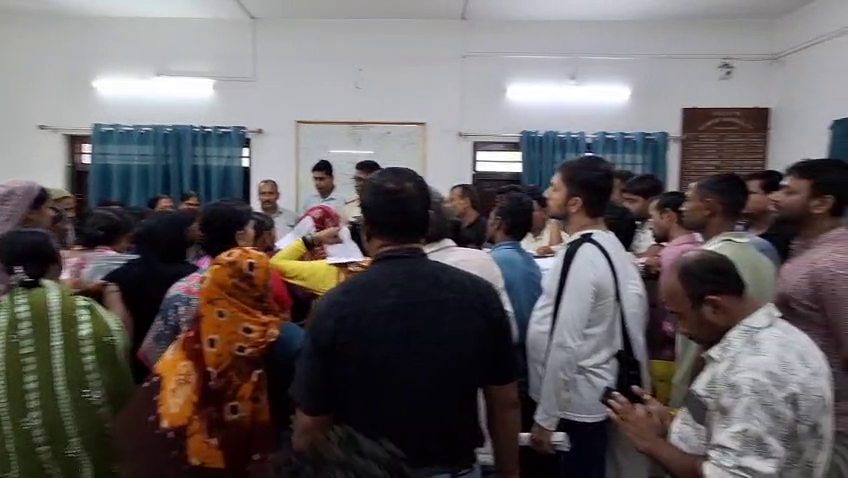 অন্নপূর্ণার টাকা নিয়ে ক্ষোভ! ইসলামপুর পৌরসভায় মহিলাদের বিক্ষোভ, দ্রুত অর্থ প্রদানের দাবি