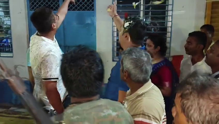 ইসলামপুরে পার্টি অফিস দখলমুক্ত ঘিরে উত্তেজনা, কাউন্সিলরের স্বামীর দিকে ডিম ছোড়ার অভিযোগ