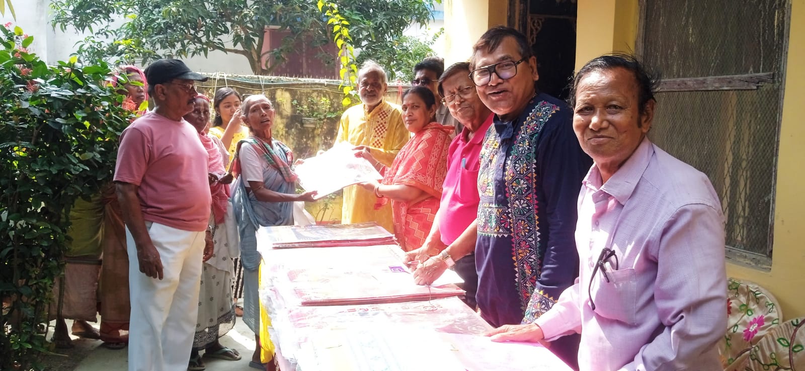 মহা সপ্তমীতে শেঠ কলোনীর কানাই শেঠের পরিবারের পক্ষ থেকে দুস্থ দের বস্ত্র বিতরণ