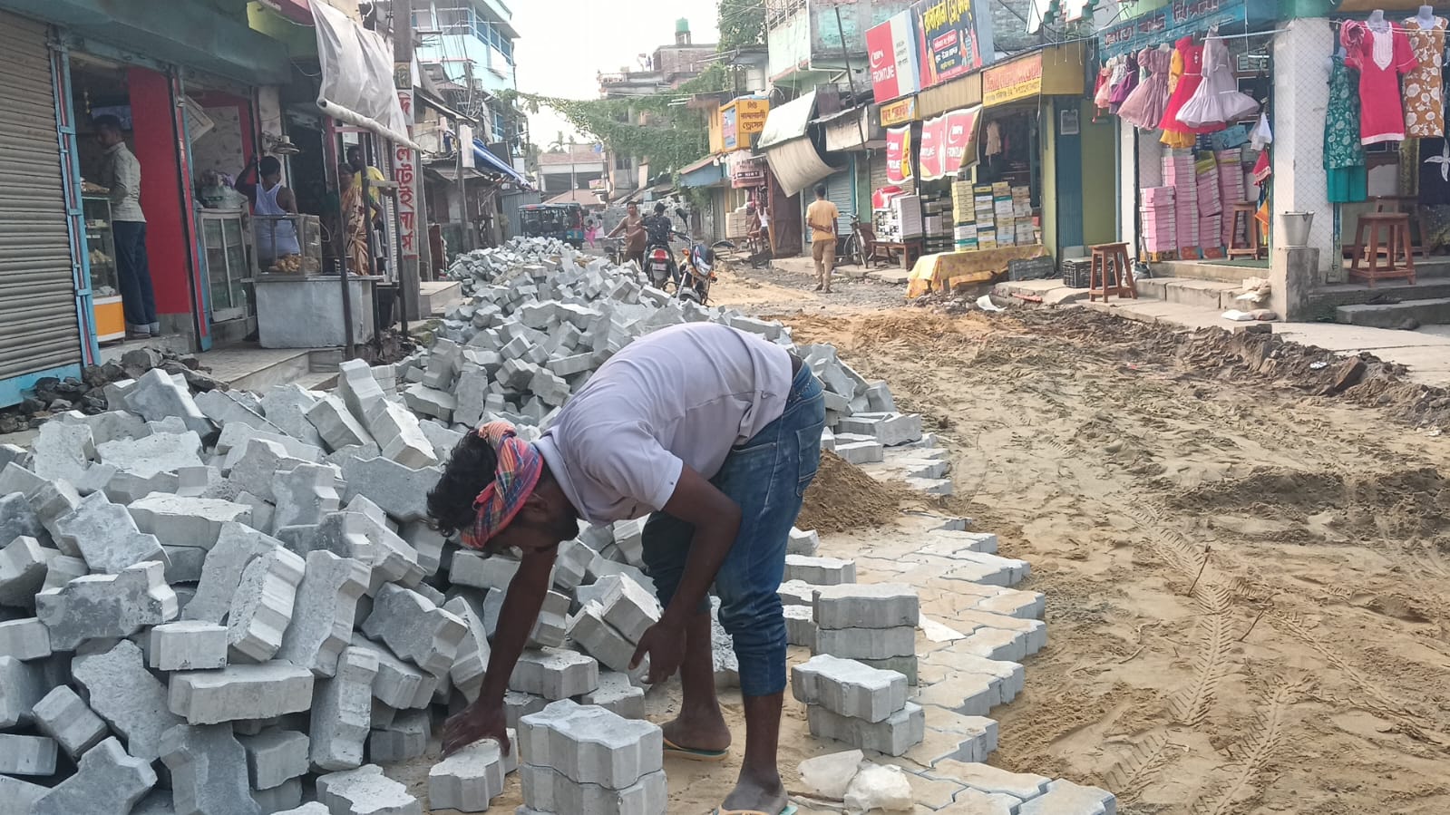 পুজোর আগে ঝা চকচকে কালিয়াগঞ্জ, বদলের পথে শহরের রাস্তা-অলি গলি, নতুন রাস্তা তৈরিতে দিনরাত কাজ, পৌরপতি কার্তিক চন্দ্র পালের উদ্যোগে আশায় বুক বাঁধছেন শহরবাসী