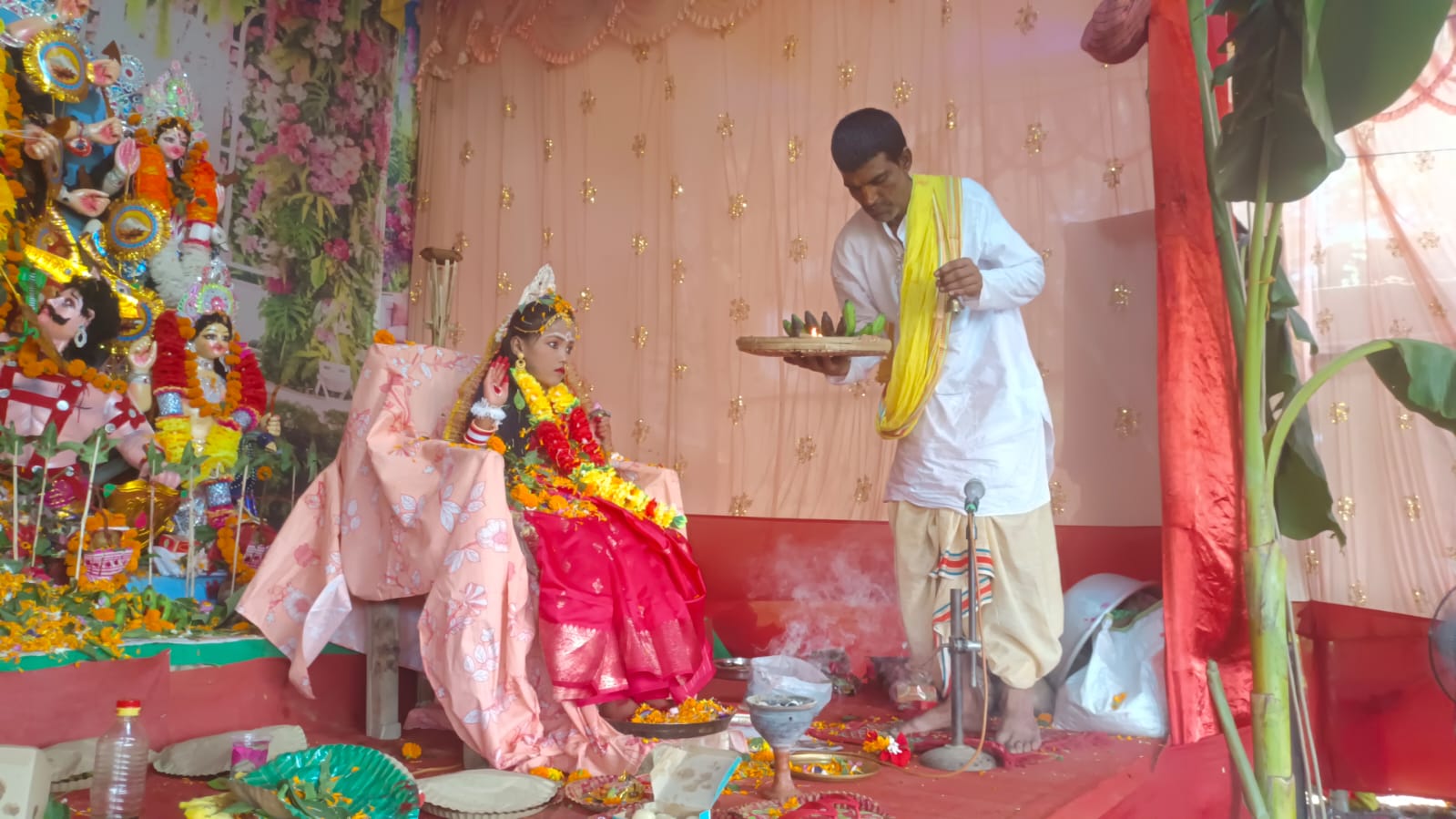 কালিয়াগঞ্জ ব্লকের বনিগাও সার্বজনীন দুর্গোৎসবে কুমারী পূজা