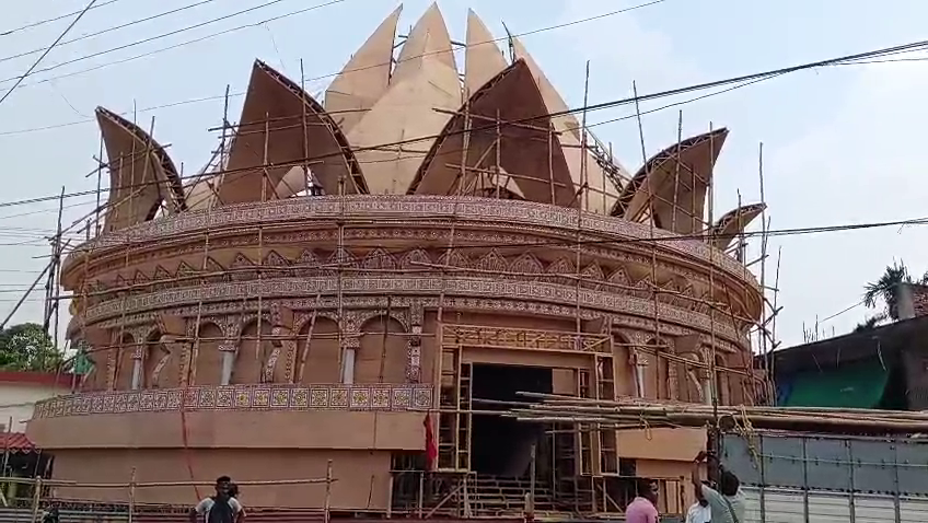 জাতীয় ফুল পদ্মের সাজে ৭৬তম বর্ষে শেঠ কলোনির ঐক্য সম্মিলনী, পুজোর মণ্ডপে ঐতিহ্যের সঙ্গে শান্তির বার্তা
