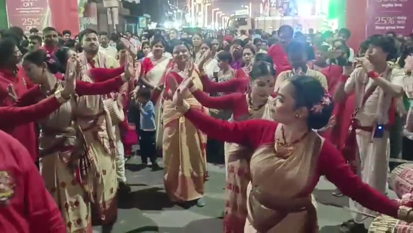 আসামের বিহু নাচে মাতলো কালিয়াগঞ্জ ,অভিনব শোভাযাত্রায় দেবীকে বিদায় জানিয়ে সেরা ‘বৈশালী ক্লাব’