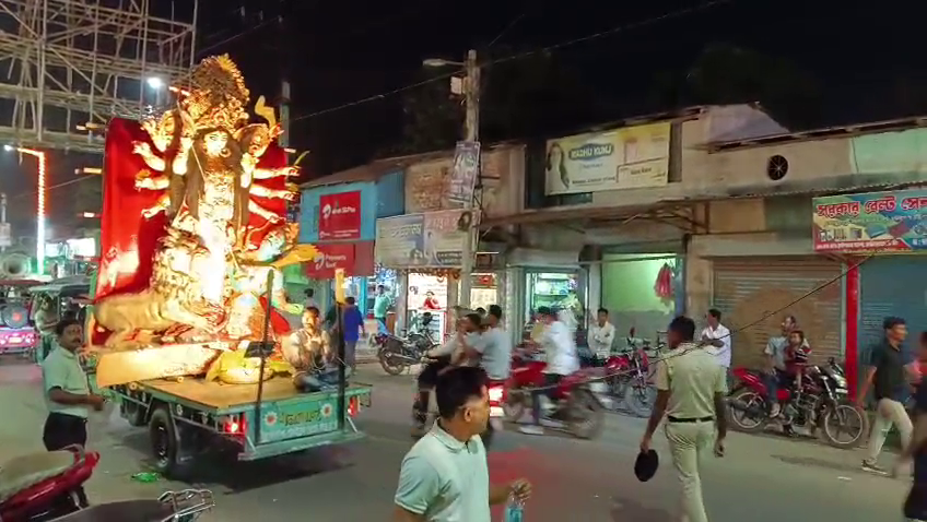 দর্শনার্থীদের জনসুনামি সামলাতে কালিয়াগঞ্জ পুলিশের ‘মাস্টারপ্ল্যান’! আইসি অভিজিৎ দত্তের নেতৃত্বে সুশৃঙ্খল পুজো পরিক্রমা