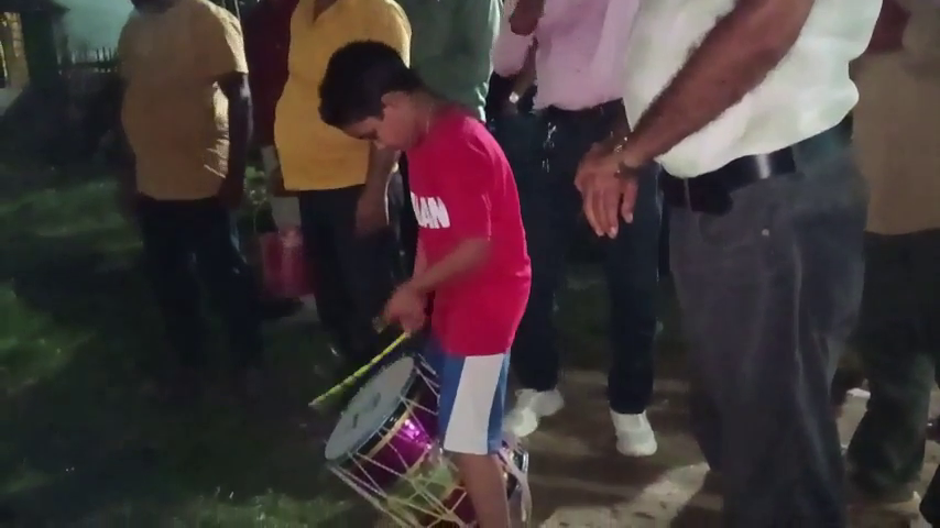 বয়স মাত্র খুদে, ঢাকের বোলে মাত কালিয়াগঞ্জ! সবুজ সংঘের খুঁটিপুজোয় নজর কাড়ল তৃতীয় শ্রেণির ছাত্র রঙ্গন দাস
